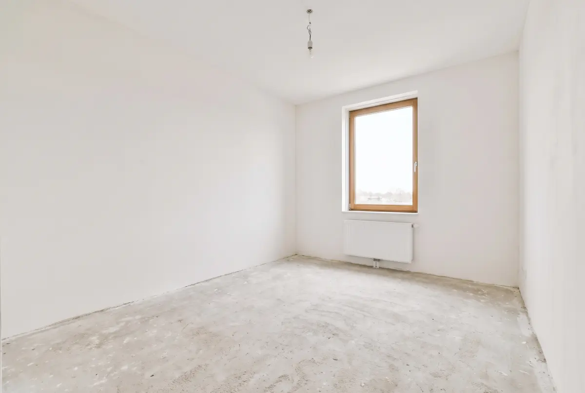 Een lege slaapkamer zonder meubels, klaar om opnieuw in te richten