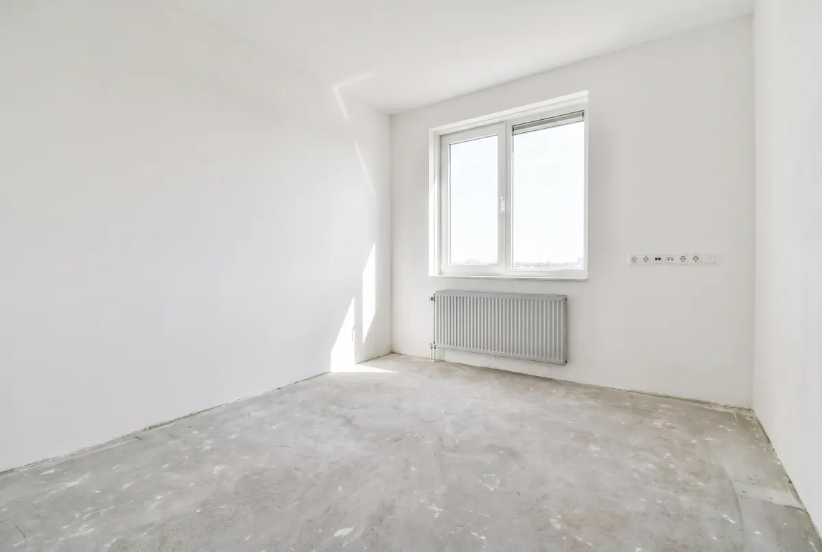 Een lege werkkamer zonder meubels, klaar om opnieuw in te richten